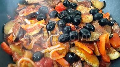 炒菜：洋葱，胡萝卜，辣椒，用黑色橄榄装饰.. 蔬菜<strong>炖锅</strong>里。 <strong>炖</strong>菜的过程